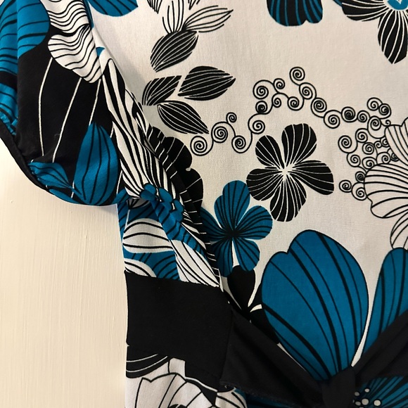 Cute Blouse - Picture 5 of 5